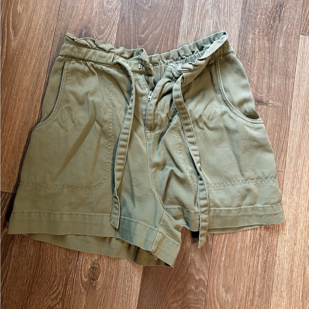 Old Navy Women's Cargo Shorts in Olive